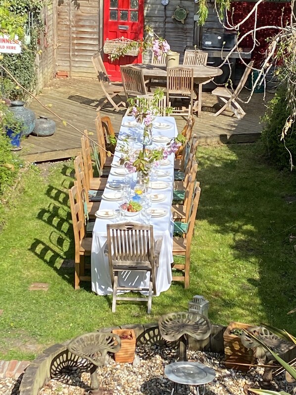 Alfresco dining in the garden...