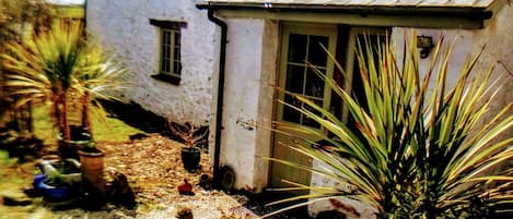 The front of the barn from the parking driveway