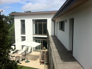 Terrasse orientée au Sud - balcon filant au premier étage