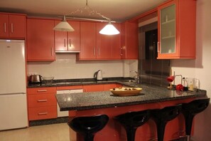 Newly refurbished kitchen w. dish washer.