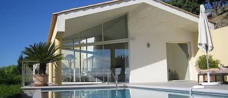 side view of the house with the pool