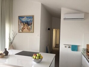 kitchen pure and white cooking island