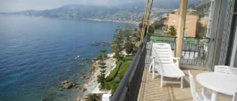 Terrazzo sul mare, balcony sea front,
Meerseite Balkon,
Balcon sur la mer