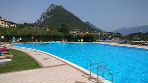 piscina e monte Castello sullo sfondo