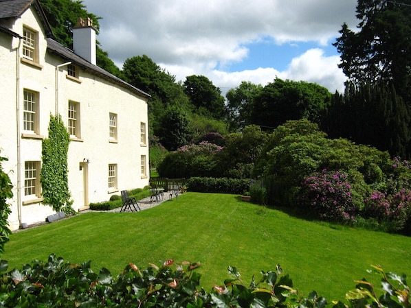 Access from front door to lawns