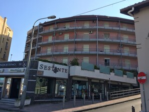 L'edificio visto dalla spiaggia