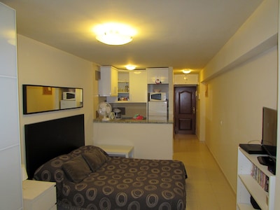 Modernised Studio Apartment, Sleeps 2. Central & close to everything.