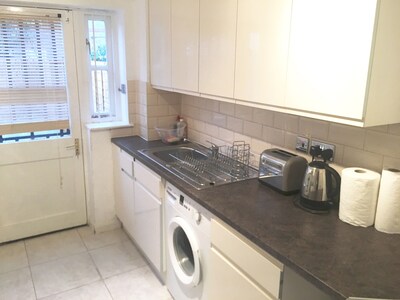 Luxury 3-Bedroom House Nr ExCEL London, O2 w/ FREE WiFi, Parking and Garden