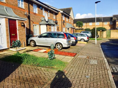 Luxury 3-Bedroom House Nr ExCEL London, O2 w/ FREE WiFi, Parking and Garden