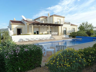 Villa de lujo para 8/10 piscina privada climatizada, aire acondicionado, WiFi, petanca, barbacoa, 