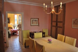 Dining room connected to livingroom