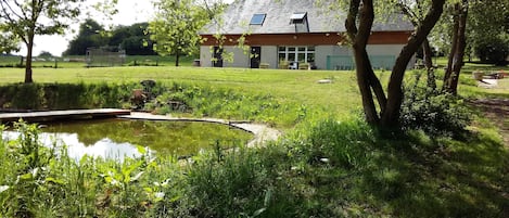 la maison coté Nord, avec vue sur le bassin d'agrément.