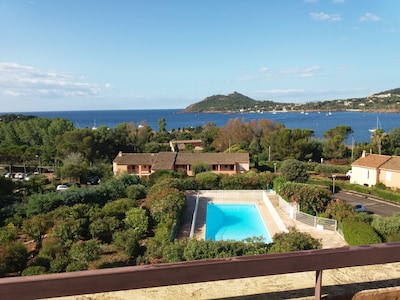 T2 150 m vom Strand entfernt, mit sehr großer Terrasse und Meerblick, 4-6 Pers.