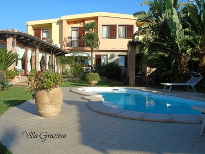 Lovely villa with private pool, a romantic oasis just minutes from the sea.