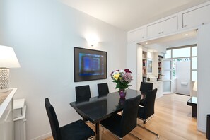 Dining area for 6