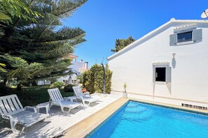 The water is that blue, the house is that white and the garden is that green