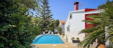 Our favorite run track for diving in the swimming pool :)