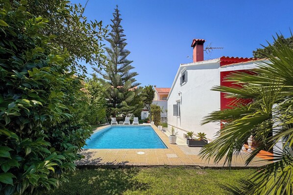 Our favorite run track for diving in the swimming pool :)
