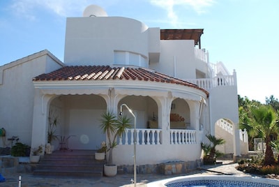 Luxuriöse 5 * Villa mit Pool und Garten in La'Azohia. 5 Minuten zu Fuß zum Strand. Gratis Wifi