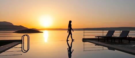 Infinity pool with amazing sunsets 