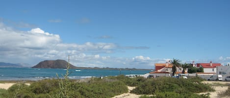 Vue d'ensemble des villas sur la plage. 