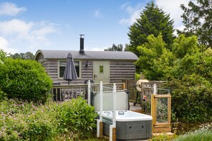 Private hot tub Rose Hut