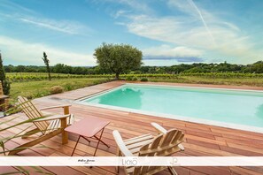 Piscine vue sur vignoble