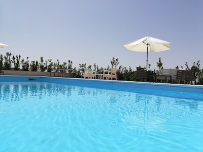 villa panorámica con piscina climatizada y escuela de equitación ubicada en el parque del Etna