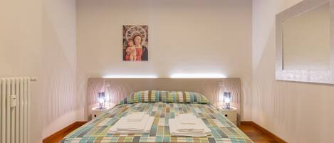 Schlafzimmer mit Kartell-Design Einrichtungszubehör