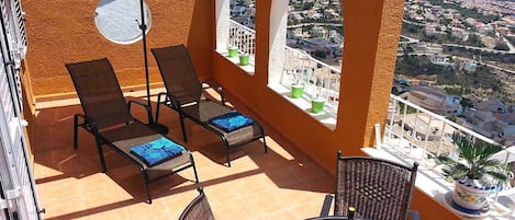 Terraza del apartamento con espectaculares vistas de 180º sobre el Mediterráneo