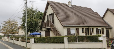  APPARTEMENT 1 er ETAGE
balcon ,cour avec salon de jardin BBQ
Local velos