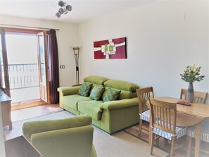 Living room access to balcony / Sala de estar con acceso al balcón