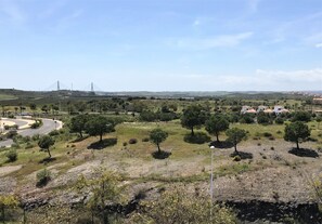 View southwest from roof terrace / Vista al suroeste desde la terraza.