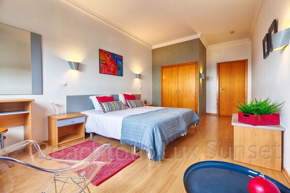Quarto espaçoso com roupeiro, vista de mar.