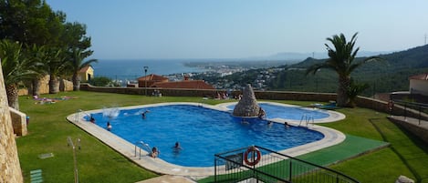 Piscina con  jardín, soleada todo el día y zona infantil. Vistas impresionantes