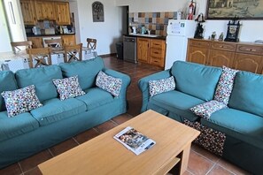 Exceptionally large apartment with big kitchen & dining area