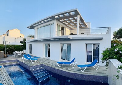 Villa de lujo moderna con piscina e impresionantes vistas al mar.
