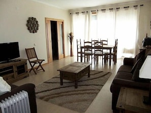 Large lounge and dining room with 2 sofas