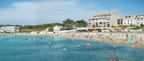 La plage de sable 2 à 150m