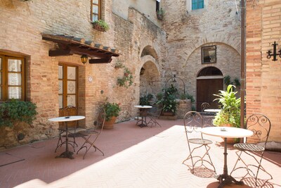 San Gimignano apartment 9, full center, fast free wifi, lovely courtyard