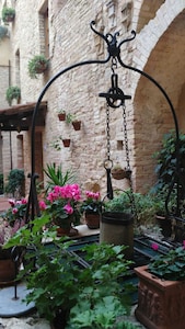 San Gimignano apartment 9, full center, fast free wifi, lovely courtyard