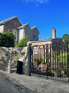 Access to Bay House from road