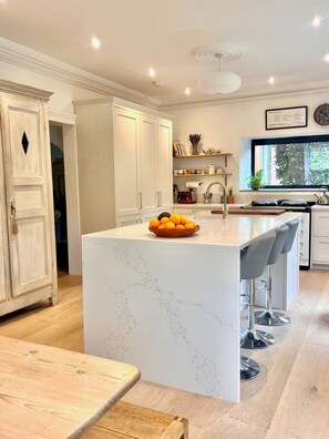 Large Kitchen-dining room