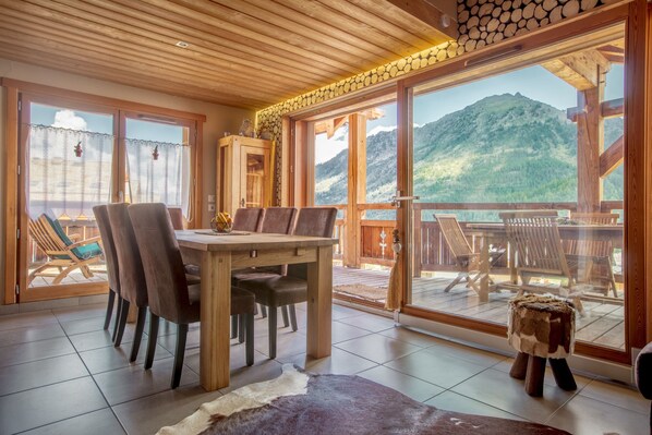 Salle à manger vue sur les montagnes