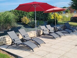 Plenty of sunbathing space with the 6 sun loungers. 