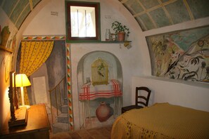 Mary Adshead trompe l'oeil murals in the small bedroom