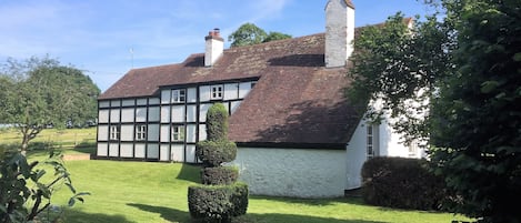 Perfect country setting with views to the Malverns