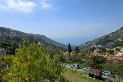 Sea view villa with garden and 2 terraces near Monaco