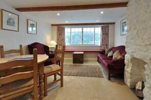 Sitting Room/Dining Area