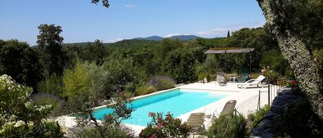 la piscine privée dans son cadre